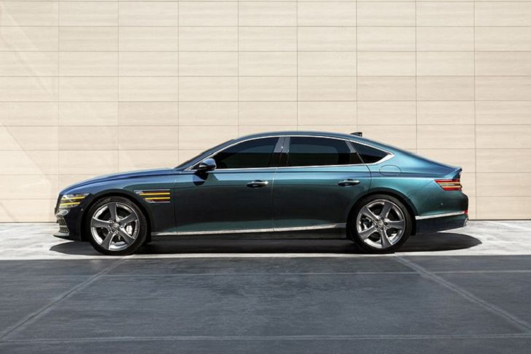 G80 2021 được bán ra với 2 tuỳ chọn về động cơ, bao gồm động cơ 4 xy-lanh 2.5L tăng áp, cho ra công suất tối đa 300 mã lực và 421 Nm mô-men xoắn cực đại. Tiếp tới là động cơ 3.5L tăng áp, cho ra công suất tối đa 375 mã lực và 530 Nm mô-men xoắn cực đại. Hiện tại, hãng xe Hàn Quốc - Genesis chưa tiết lộ về giá xe Genesis G80 2021.