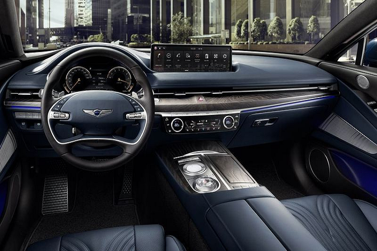 Về thiết kế tổng thể, mẫu xe sang Genesis G80 dễ dàng thu hút sự chú ý của đại đa số người nhìn và đặc biệt là đối tượng khách hàng trẻ tuổi. Xe sở hữu phong cách thiết kế khá bắt mắt, nổi bật và mang hơi hướng năng động, hiện đại.