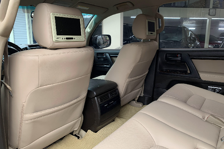 Land Cruiser đã và đang là người bạn đồng hành của nhiều người trên toàn thế giới và theo nhiều lối sống khác nhau. Nó là một chiếc xe chuyên chở người và vật dụng, đồng thời đáp ứng nhu cầu di chuyển của mọi người.