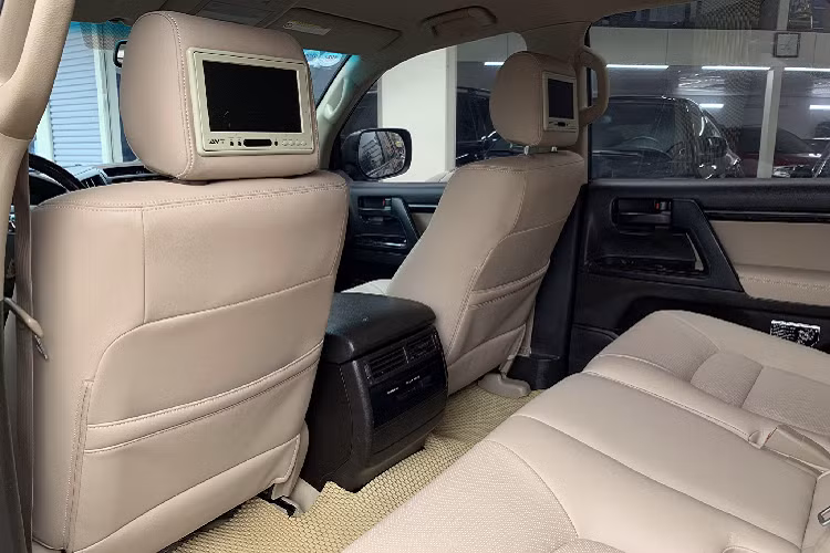 Land Cruiser đã và đang là người bạn đồng hành của nhiều người trên toàn thế giới và theo nhiều lối sống khác nhau. Nó là một chiếc xe chuyên chở người và vật dụng, đồng thời đáp ứng nhu cầu di chuyển của mọi người.