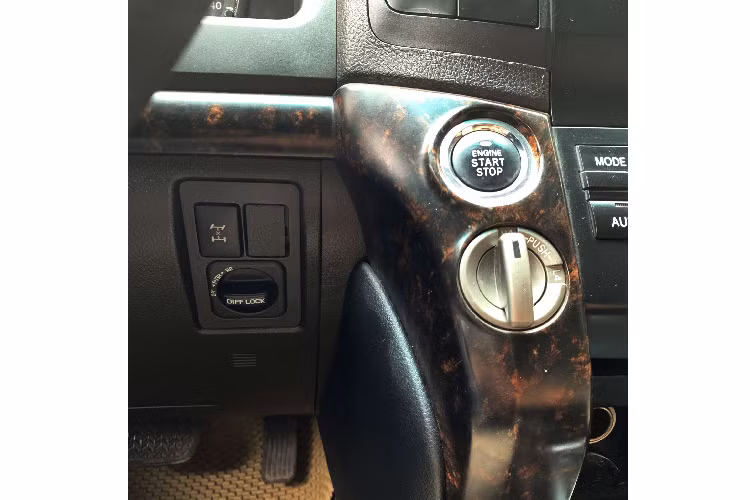 Chiếc Toyota Land Cruiser máy dầu hàng hiếm này đang được chào bán với mức giá “thách cưới” khoảng 2 tỷ đồng, một mức giá không hề rẻ nếu so sánh giá bán loanh quanh dưới 1,4 tỷ đồng ở các dòng xe SUV 7 chỗ cỡ trung, nhưng đừng quên Land Cruiser là một dòng xe SUV cỡ lớn.