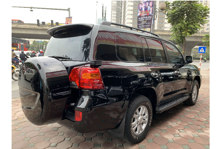 Bên dưới nắp ca-pô chiếc Toyota Land Cruiser đời 2008 này là khối động cơ V8 dung tích 4.5L turbo (mã 1VD-FTV) cho công suất tối đa 260 mã lực tại 3.400 vòng/phút, và mô men xoắn cực đại 650Nm có được tại dải vòng tua rất thấp từ 1.600 - 2.600 vòng/phút mang lại sức kéo tối ưu. Sức mạnh được truyền xuống bốn bánh (4WD) thông qua hộp số tự động 6 cấp (6AT).