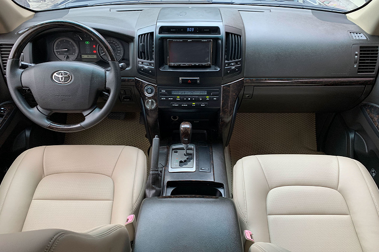 Toyota Land Cruiser máy dầu mang thiết kế ngoại thất tương tự như các phiên bản máy xăng. Xe vẫn duy trì chung một kích thước DxRxC lần lượt: 5.170 x 1.980 x 1.930mm với các phiên bản máy xăng do cùng sử dụng chung một nền tảng khung gầm (body on frame).