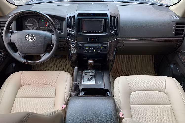 Toyota Land Cruiser máy dầu mang thiết kế ngoại thất tương tự như các phiên bản máy xăng. Xe vẫn duy trì chung một kích thước DxRxC lần lượt: 5.170 x 1.980 x 1.930mm với các phiên bản máy xăng do cùng sử dụng chung một nền tảng khung gầm (body on frame).