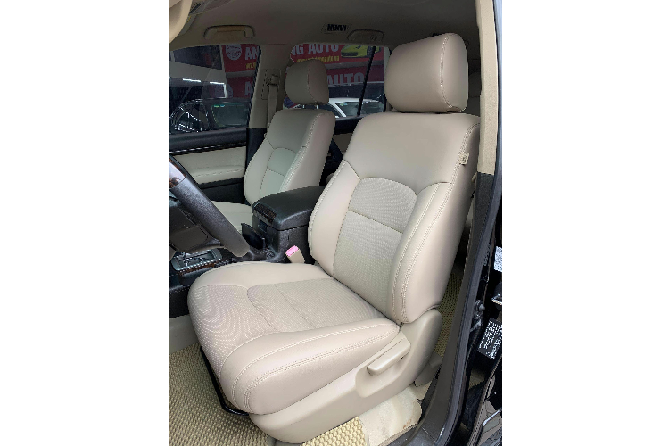 Dẫu vậy mức giá lên tới gần 2 tỷ đồng này của Toyota Land Cruiser máy dầu đã qua sử dụng chỉ bằng một nửa so với lựa chọn “đập hộp” Land Cruiser đời 2020 đang được phân phối chính hãng với giá bán 4,030 tỷ đồng sử dụng máy xăng V8 4.6L N/A.