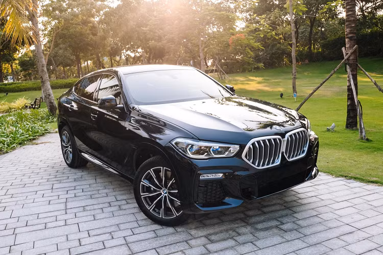 Mức giá xe BMW X6 2020 phiên bản xDrive40i M Sport là 4.829.000.000 đồng. Tương tự thế hệ cũ, BMW X6 hoàn toàn mới tại Việt Nam được nhà phân phối chính hãng Thaco nhập khẩu nguyên chiếc từ Mỹ.