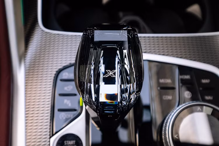 Gói trang bị M Sport tăng cá tính hầm hố thể thao cho BMW X6, bao gồm: tay lái thể thao M, pedal thể thao M, ốp bệ cửa với logo M, chìa khoá M Sport và bảng đồng hồ thể thao M. Nội thất ốp nhôm Tegragon độc đáo và trần xe BMW Individual màu đen Anthracite cũng là những đặc điểm nằm trong gói trang bị M Sport.