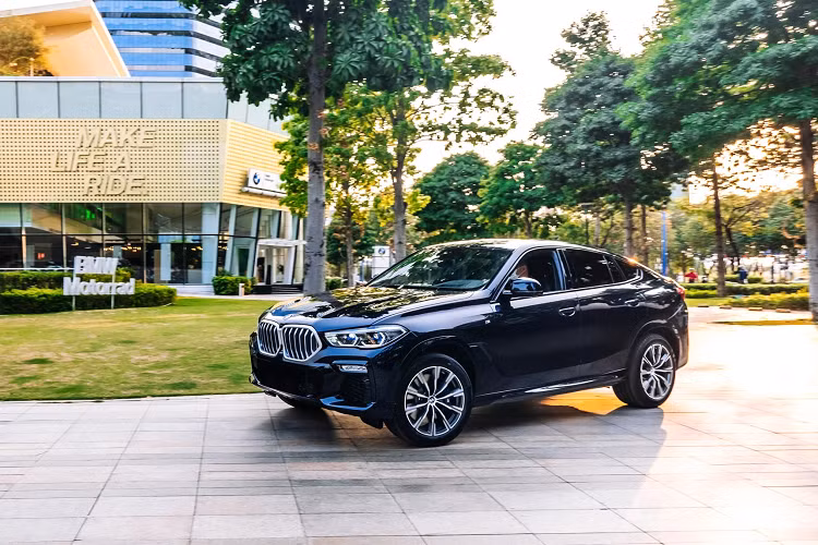 Sau khi được bán ra tại Việt Nam, BMW X6 thế hệ mới sẽ cạnh tranh trực tiếp với các đối thủ đang được phân phối chính hãng như Porsche Cayenne Coupe, Mercedes-Benz GLE Coupe hay Audi Q8.