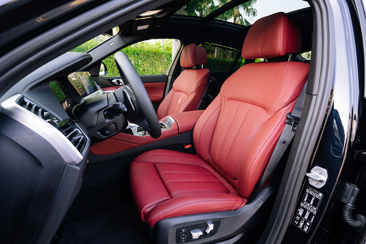 BMW X6 được trang bị nội thất ‘CraftedClarity’ với cần số, núm xoay điều khiển iDrive, nút bấm khởi động và núm xoay điều chỉnh âm lượng được trang trí bằng pha lê. 16 loa Harman Kardon surround công suất 464 watt và âm-li 9 kênh