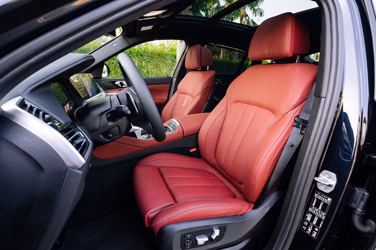 BMW X6 được trang bị nội thất ‘CraftedClarity’ với cần số, núm xoay điều khiển iDrive, nút bấm khởi động và núm xoay điều chỉnh âm lượng được trang trí bằng pha lê. 16 loa Harman Kardon surround công suất 464 watt và âm-li 9 kênh