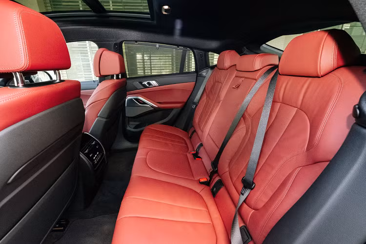 Phiên bản BMW X6 xDrive40i M Sport 2020 này đi kèm với nhiều trang bị tiện nghi và “đồ chơi” Tiêu Chuẩn: điều hoà tự động 4 vùng, cửa sổ trời toàn cảnh Panorama, hệ thống đèn viền nội thất, đèn chào mừng Welcome Light Carpet…