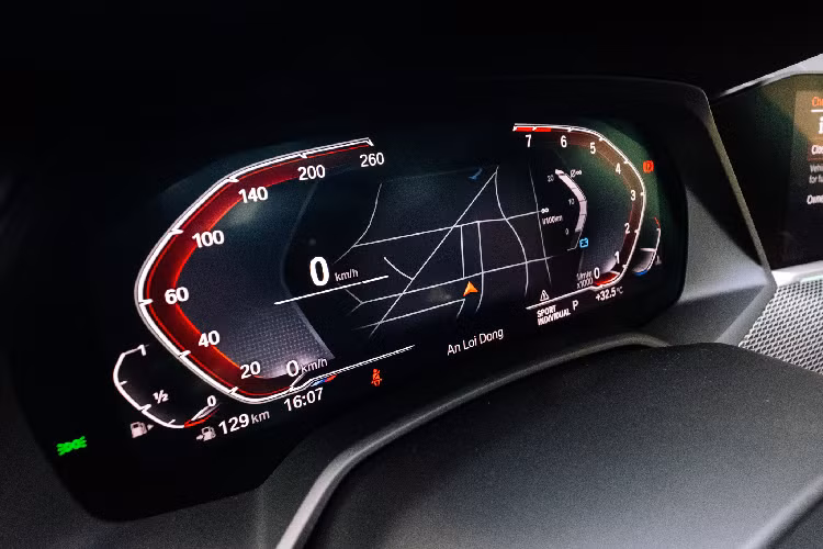 Nội thất BMW X6 hoàn toàn mới được kiến tạo hoàn hảo nhằm đem lại những trải nghiệm lái sang trọng thể thao. Thiết kế khoang lái mới với các cụm nút điều khiển được sắp xếp theo triết lý lấy người lái làm trọng tâm. Ghế ngồi được bọc da Vernasca cao cấp. Hệ thống ghế trước điều chỉnh điện đa hướng với chức năng nhớ vị trí, sưởi ấm và thông gió dành cho cả người lái và hành khách phía trước.