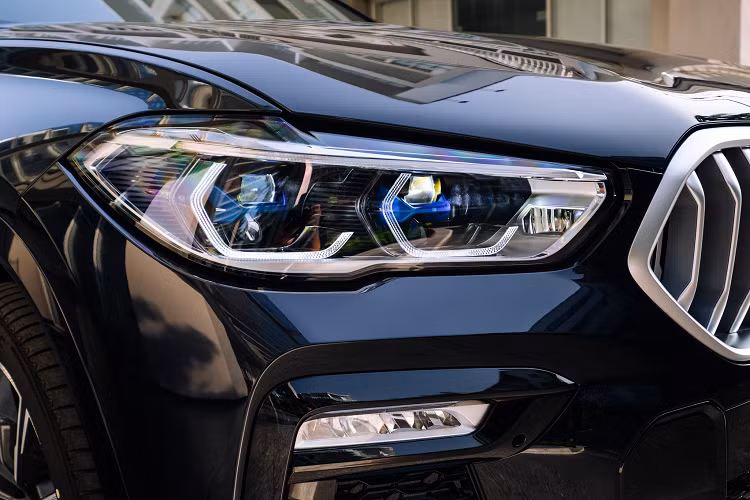 BMW X6 thế hệ mới sở hữu ngôn ngữ thiết kế sắc sảo và nổi bật hơn trước. Chi tiết dễ phân biệt giữa X6 thế hệ cũ và mới nằm ở phần đầu xe. Cụ thể, lưới tản nhiệt kích thước lớn với viền nguyên khối đặc trưng của BMW là chi tiết tạo ấn tượng mạnh mẽ ở phần mũi xe X6 mới.