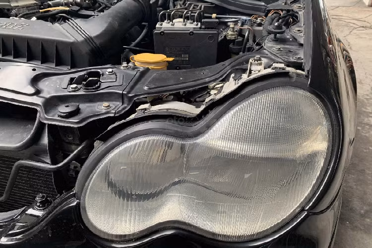 Mẫu sedan cũ có 5 chỗ ngồi, chạy xăng, sử dụng hộp số tự động và dẫn động cầu sau. Mẫu ô tô có màu ngoại thất đen và màu nội thất xám (ghi). Về tổng thể, chiếc xe còn khá mới và được chủ nhân bảo quản khá tốt.