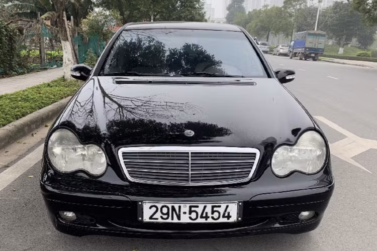 Mẫu Mercedes-Benz C 180 mới đã có doanh số khá mềm nhưng giá xe cũ còn có giá khiến người khác kinh ngạc hơn nữa. Mẫu Mercedes-Benz C 180 cũ đời 2001 có giá rao bán chỉ 175 triệu đồng. Xe đã qua sử dụng và chạy được 10.000 km, lắp ráp trong nước.