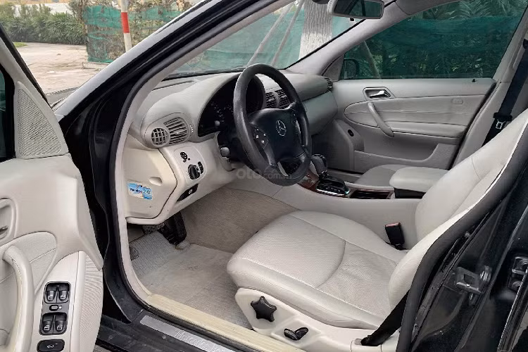 Theo giới thiệu, xe vẫn còn nội thất nguyên bản, máy chưa tháo, chạy êm, gầm êm. Các chi tiết như phím tích hợp vô lăng còn chưa bong tróc, âm thanh nguyên bản ổn, giới hạn tốc độ và cân bằng điện tử vẫn chính xác, đèn còn nguyên và sáng cả 4 đèn.