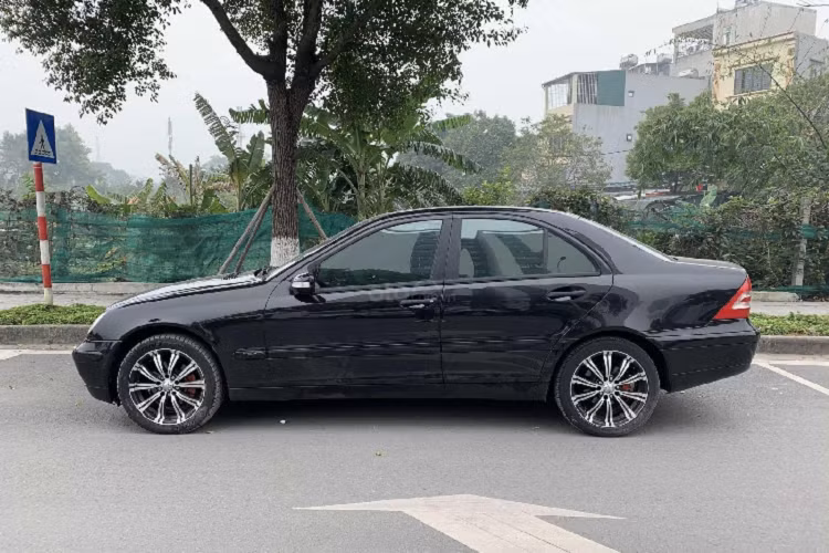 Ở thế hệ mới nhất phân phối tại Việt Nam, Mercedes C 180 2020 sử dụng động cơ M246 I4 1.5L tăng áp cho công suất tối đa 156 mã lực và mo men xoắn 250 Nm kết hợp với hộp số 9G-TRONIC và dẫn động cầu sau. Khối động cơ này giúp xe tăng tốc lên 100 km/h chỉ trong 8,6 giây.