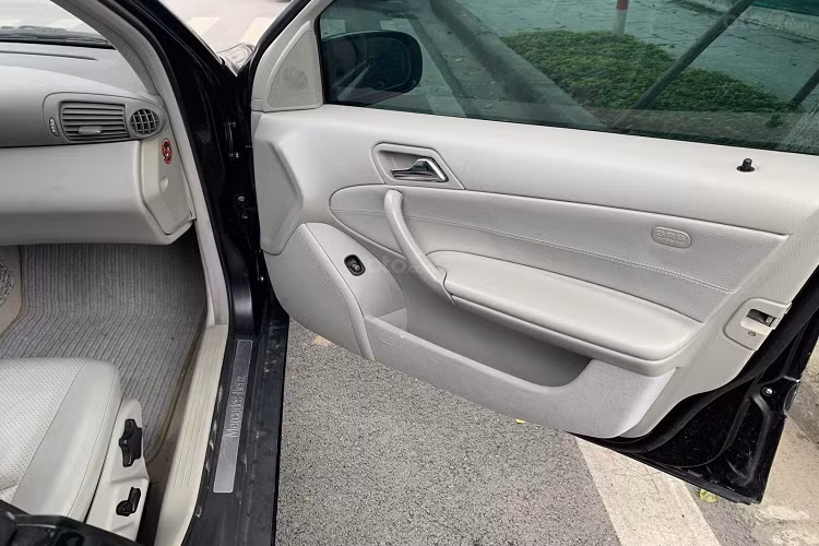 Các trang bị tiện nghi và an toàn trên xe đủ đáp ứng nhu cầu của người sử dụng. Bên cạnh đó, mức giá xe Mercedes C 180 cũ là 175 triệu đồng chỉ là con số ban đầu khách hàng phải bỏ ra. Để xe có thể lăn bánh trên trên đường, khách hàng còn phải trả thêm một số khoản thuế, phí khác, con số sẽ tăng lên 181 triệu đồng.