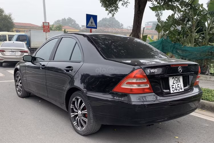 Với việc lắp ráp trong nước, Mercedes-Benz C 180 sẽ có nhiều lợi thế về nguồn cung cũng nhưng cái chính sách ưu đãi về linh kiện nhập khẩu từ Chính phủ Việt Nam. Hiện nay, Mercedes-Benz cũng là thương hiệu có thị phần lớn nhất trong phân khúc xe sang tại Việt Nam.