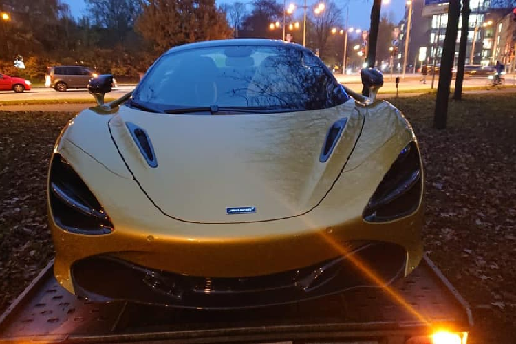 Siêu xe McLaren 720S Spider tại Việt Nam vẫn được trang bị khối động cơ xăng V8, tăng áp kép, dung tích 4.0 lít, sản sinh công suất tối đa 710 mã lực và mô-men xoắn cực đại 769 Nm. Sức mạnh được truyền tới bánh thông qua hộp số tự động tuần tự 7 cấp, nhờ đó, phiên bản mui trần của McLaren 720S có khả năng tăng tốc từ vị trí xuất phát lên 100 km/h trong thời gian 2,9 giây. 
