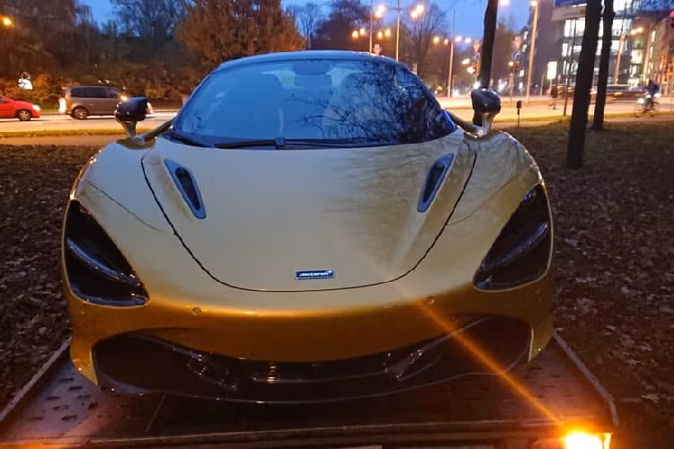 Siêu xe McLaren 720S Spider tại Việt Nam vẫn được trang bị khối động cơ xăng V8, tăng áp kép, dung tích 4.0 lít, sản sinh công suất tối đa 710 mã lực và mô-men xoắn cực đại 769 Nm. Sức mạnh được truyền tới bánh thông qua hộp số tự động tuần tự 7 cấp, nhờ đó, phiên bản mui trần của McLaren 720S có khả năng tăng tốc từ vị trí xuất phát lên 100 km/h trong thời gian 2,9 giây. 