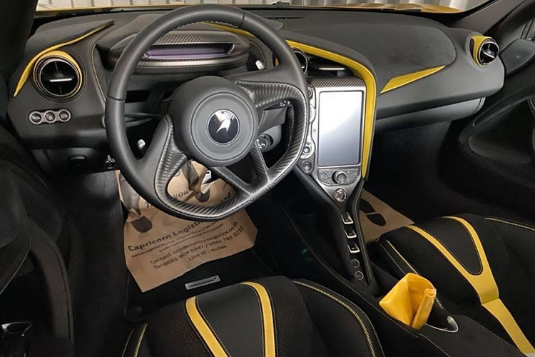 Điểm khác biệt dễ nhận ra nhất giữa McLaren 720S Spider với bản Coupe chính là việc phần mui xếp cứng bằng sợi carbon của siêu xe này chỉ mất thời gian 11 giây để thực hiện thao tác đóng hoặc mở mui xe. Phần mui xếp cứng của siêu xe McLaren 720S Spider vẫn hoạt động tốt ngay cả khi xe lăn bánh, tuy nhiên, hãng McLaren yêu cầu khách hàng phải đảm bảo tốc độ của xe dưới 50 km/h.