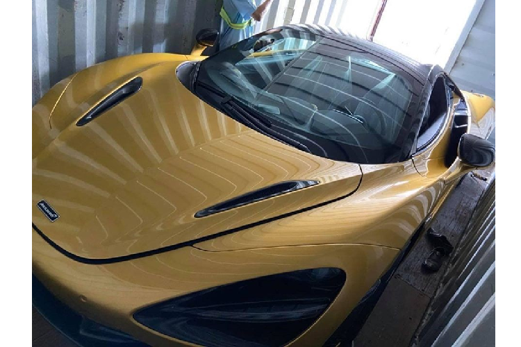 Ngoài màu sơn vàng Aztec Gold Elite, chiếc siêu xe mui trần McLaren 720S Spider thứ 4 có mặt tại thị trường Việt Nam còn có những điểm nhấn khác với hàng loạt chi tiết ở ngoại thất ốp carbon. Xe thuộc phiên bản cao cấp nhất McLaren 720S Spider Performance.