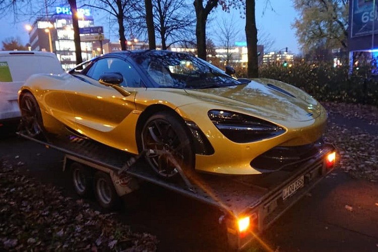 Siêu xe mui trần McLaren 720S Spider cũng chỉ cần thời gian 7,9 giây để tăng tốc từ 0-200 km/h trước khi đạt vận tốc tối đa 341 km/h tương tự như bản Coupe. Tuy nhiên, khi biến thành chiếc siêu xe mui trần, McLaren 720S Spider chỉ có thể đạt vận tốc tối đa 325 km/h. Hiện mức giá của siêu xe này vẫn chưa được tiết lộ, nhưng dự đoán khoảng hơn 23 tỷ đồng.
