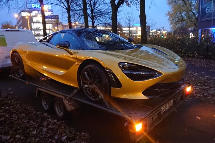 Siêu xe mui trần McLaren 720S Spider cũng chỉ cần thời gian 7,9 giây để tăng tốc từ 0-200 km/h trước khi đạt vận tốc tối đa 341 km/h tương tự như bản Coupe. Tuy nhiên, khi biến thành chiếc siêu xe mui trần, McLaren 720S Spider chỉ có thể đạt vận tốc tối đa 325 km/h. Hiện mức giá của siêu xe này vẫn chưa được tiết lộ, nhưng dự đoán khoảng hơn 23 tỷ đồng.