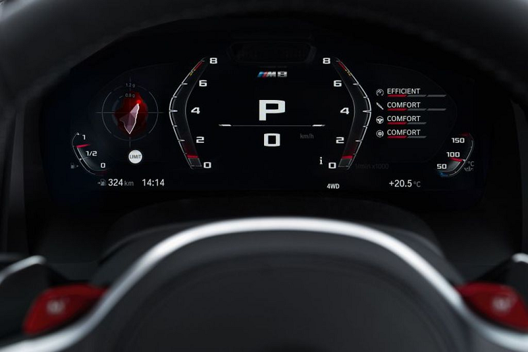 BMW M8 sử dụng chính hệ dẫn động F90 4 bánh toàn thời gian M xDrive của người anh em M5, với khả năng phân bổ lượng mô-men xoắn giữa trục bánh trước và sau một cách linh hoạt, tùy thuộc vào điều kiện di chuyển và định dạng cài đặt.