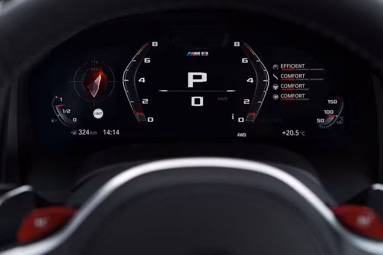 BMW M8 sử dụng chính hệ dẫn động F90 4 bánh toàn thời gian M xDrive của người anh em M5, với khả năng phân bổ lượng mô-men xoắn giữa trục bánh trước và sau một cách linh hoạt, tùy thuộc vào điều kiện di chuyển và định dạng cài đặt.