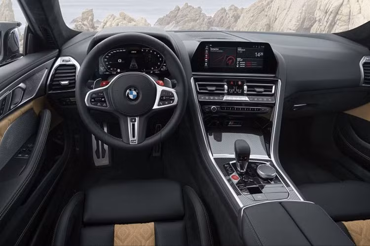 Về hệ thống treo, sự thay đổi trên model Competition sẽ đến từ góc camber phía trước và các khớp các-đăng trục sau, giúp cải thiện độ linh hoạt khi vào cua. Một trong những điểm thú vị trên phiên bản này chính nằm ở chế độ lái Track, tạm dịch là Đường đua, khi toàn bộ hệ thống tiện ích, màn hình trung tâm và hệ thống âm thanh sẽ được tắt để tạo không gian tập trung cao độ cho người lái.