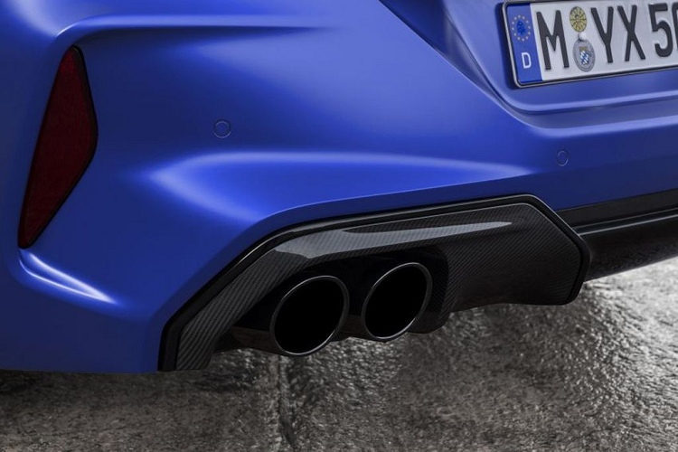 Bên cạnh đó, BMW M8 Competition thế hệ mới sẽ có công suất nhỉnh hơn với 625 mã lực và lượng mô-men xoắn lớn hơn tại vòng tua 5800 vòng / phút. Chưa hết, các chốt móc – gắn động cơ cũng được thiết kế chắc chắn hơn, mang lại độ phản hồi chân ga tức thì hơn cũng như cải thiện độ lanh lẹ của khối máy.