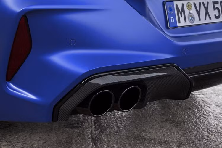 Bên cạnh đó, BMW M8 Competition thế hệ mới sẽ có công suất nhỉnh hơn với 625 mã lực và lượng mô-men xoắn lớn hơn tại vòng tua 5800 vòng / phút. Chưa hết, các chốt móc – gắn động cơ cũng được thiết kế chắc chắn hơn, mang lại độ phản hồi chân ga tức thì hơn cũng như cải thiện độ lanh lẹ của khối máy.