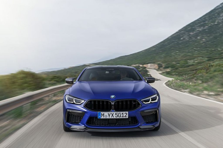 Ra mắt từ Tháng 5/2019, chiếc BMW M8 Competition Coupe 2020 mới sở hữu khối động cơ S63 với cấu hình V8 4.4 lít Tăng áp kép, sản sinh công suất cực đại 600 mã lực tại 6000 vòng / phút và 750 Nm tại dải vòng tua từ 1800 tới 5600 vòng / phút.