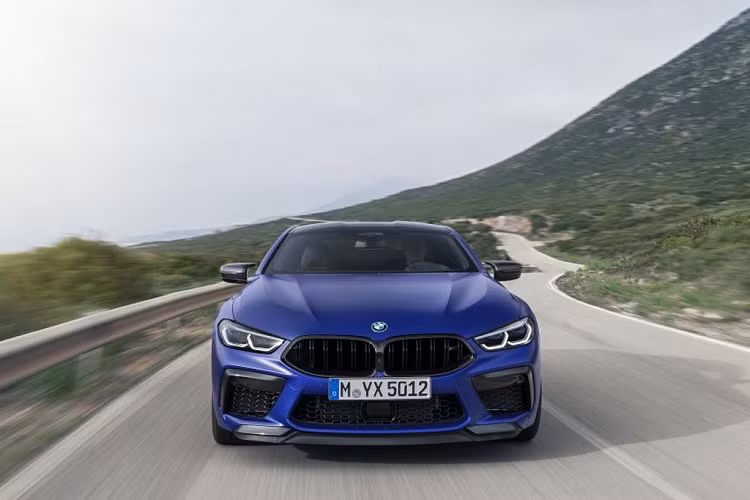 Ra mắt từ Tháng 5/2019, chiếc BMW M8 Competition Coupe 2020 mới sở hữu khối động cơ S63 với cấu hình V8 4.4 lít Tăng áp kép, sản sinh công suất cực đại 600 mã lực tại 6000 vòng / phút và 750 Nm tại dải vòng tua từ 1800 tới 5600 vòng / phút.