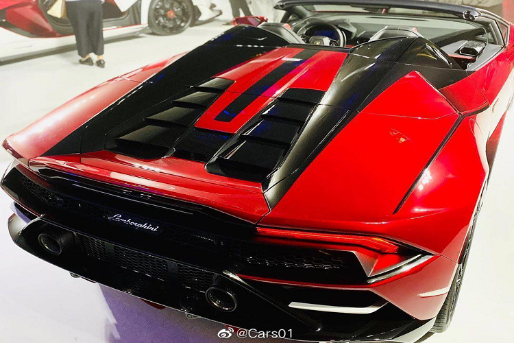 Xe sử dụng bộ mâm Narvi đa chấu, kích thước 20 inch và được hoàn thiện đặc biệt với bề mặt phay kim cương, một tùy chọn không có sẵn của Lamborghini.