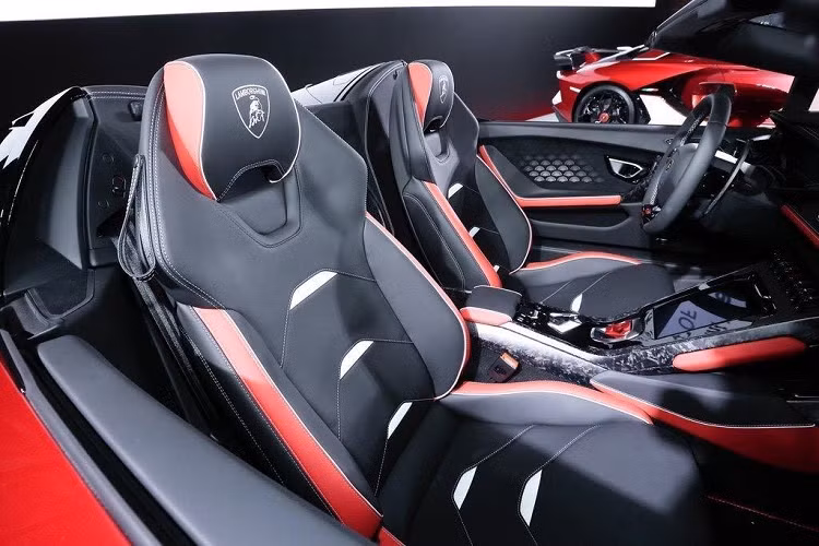 Bên trong khoang lái, ba màu sắc cơ bản của dòng sản phẩm “Kabuki” là đen, đỏ và trắng tiếp tục được sử dụng. Lamborghini còn tinh tế sử dụng hoạ tiết thêu hình quạt trên cửa xe, đây là một họa tiết vô cùng độc đáo và cho thấy được khả năng cá nhân hóa từng chi tiết theo ý khách hàng của bộ phận này.