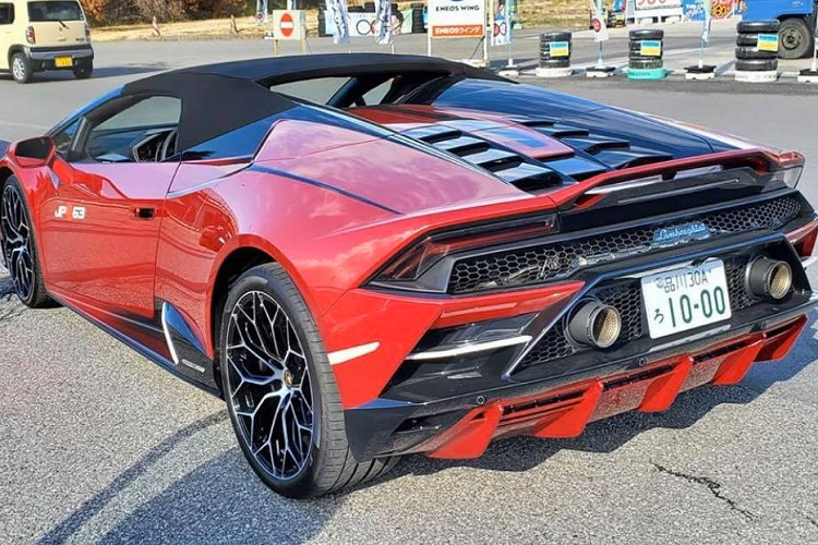 Giống với phiên bản mui cứng, Lamborghini Huracán EVO Spyder đượcc trang bị động cơ V10, dung tích 5,2 lít, hút khí tự nhiên, sản sinh công suất cực đại 640 mã lực và mô-men xoắn lên tới 600 Nm. Sức mạnh này được truyền qua hộp số tự động, ly hợp kép 7 cấp, nhờ đó, xe có khả năng tăng tốc từ 0 lên 100 km/h chỉ trong vòng 3,1 giây và có thể đạt tốc độ tối đa lên tới 325 km/h.