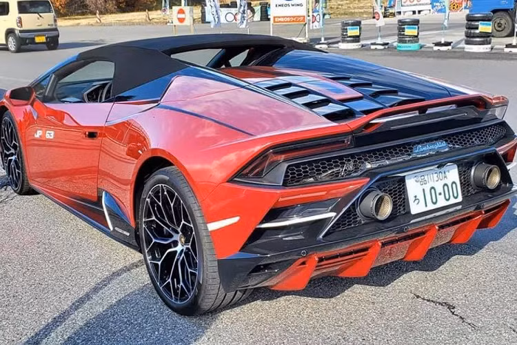 Giống với phiên bản mui cứng, Lamborghini Huracán EVO Spyder đượcc trang bị động cơ V10, dung tích 5,2 lít, hút khí tự nhiên, sản sinh công suất cực đại 640 mã lực và mô-men xoắn lên tới 600 Nm. Sức mạnh này được truyền qua hộp số tự động, ly hợp kép 7 cấp, nhờ đó, xe có khả năng tăng tốc từ 0 lên 100 km/h chỉ trong vòng 3,1 giây và có thể đạt tốc độ tối đa lên tới 325 km/h.