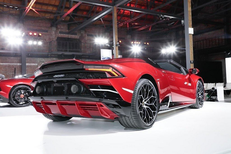 Nói về chiếc Huracan EVO Spyder JP63 với tên gọi Mai này, ta có thể nhận xét ngoại hình của xe với phong cách phối màu gay gắt, mạnh mẽ và đầy tính nghệ thuật. Giống với những phiên bản đặc biệt dành riêng khác, ngoại thất cùng những đường nét nghệ thuật trên chiếc Huracan EVO mui trần này đều được thực hiện bởi bộ phận cá nhân hóa Ad Personam của Lamborghini.