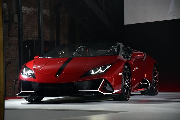 Giống với bộ môn nghệ thuật này, cả ba chiếc siêu xe Lamborghini Huracan đặc biệt đều được phối màu một cách mạnh mẽ và gay gắt hơn, thể hiện những đường nét giống với cách trang điểm mà các nghệ sĩ thường sử dụng khi lên sân khấu.