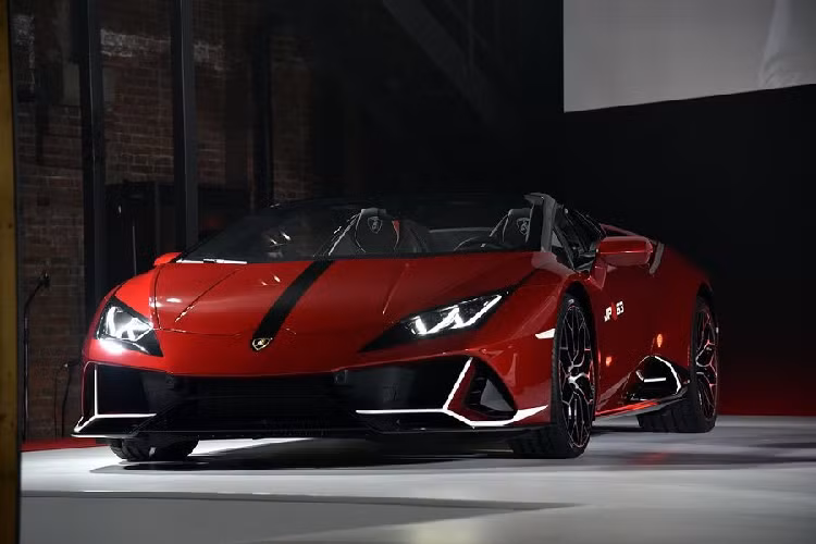 Giống với bộ môn nghệ thuật này, cả ba chiếc siêu xe Lamborghini Huracan đặc biệt đều được phối màu một cách mạnh mẽ và gay gắt hơn, thể hiện những đường nét giống với cách trang điểm mà các nghệ sĩ thường sử dụng khi lên sân khấu.