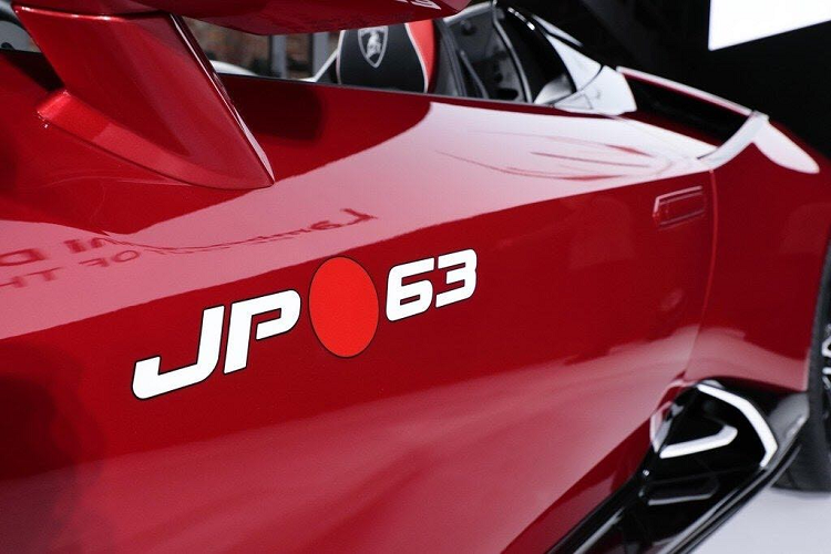 Ngoại thất sở hữu màu sơn đỏ làm chủ đạo trong khi màu đen được dùng để tô viền “đôi mắt” của chiếc xe. Những đường kẻ sọc màu đen tiếp tục được sử dụng ở phía sau cũng như bên hông và đường sọc trắng được dùng để kẻ viền những chi tiết khí động học của mẫu xe này.