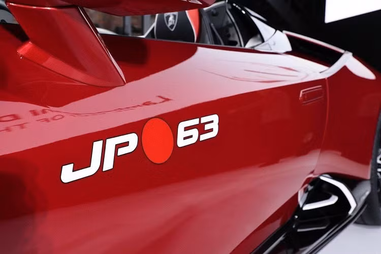 Ngoại thất sở hữu màu sơn đỏ làm chủ đạo trong khi màu đen được dùng để tô viền “đôi mắt” của chiếc xe. Những đường kẻ sọc màu đen tiếp tục được sử dụng ở phía sau cũng như bên hông và đường sọc trắng được dùng để kẻ viền những chi tiết khí động học của mẫu xe này.