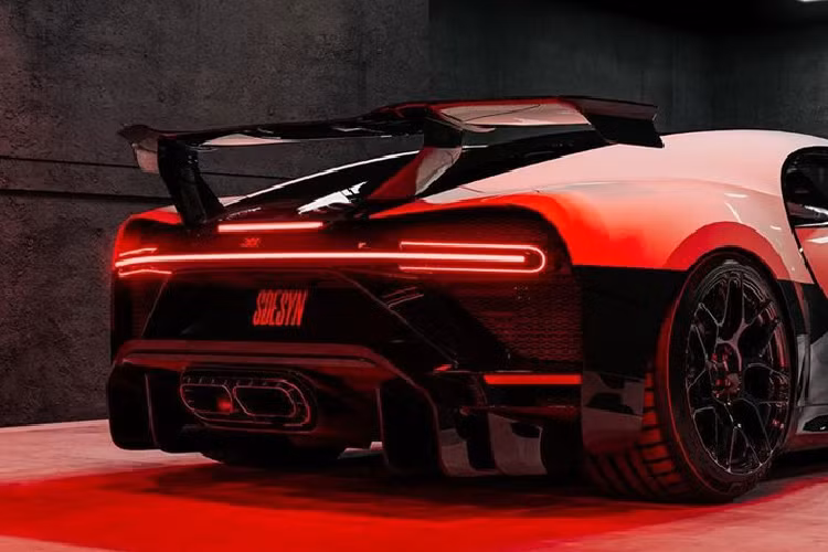 Một trong những điểm nổi bật trên xe là cánh lướt gió cố định có kích thước lên đến 1.9 m. Giá xe Bugatti Chiron Pur Sport đạt mức khởi điểm 3,55 triệu USD. Bugatti sẽ bắt đầu quy trình sản xuất mẫu xe này vào cuối năm nay.