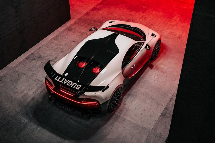 Nhiều chi tiết làm từ carbon màu đen như cản trước, hốc gió, ốp hông, cản sau, mui xe, nắp che khoang động cơ và cánh gió khí động học kích thước lớn cùng logo Bugatti tương phản trên chi tiết này. Đặc biệt hơn, phần đèn pha được thiết kế giống với cặp mắt của Stormtrooper cùng các dải đèn LED chạy ban ngày viền đỏ ấn tượng. Các chi tiết còn lại được sơn màu trắng đồng phục của nhân vật này.