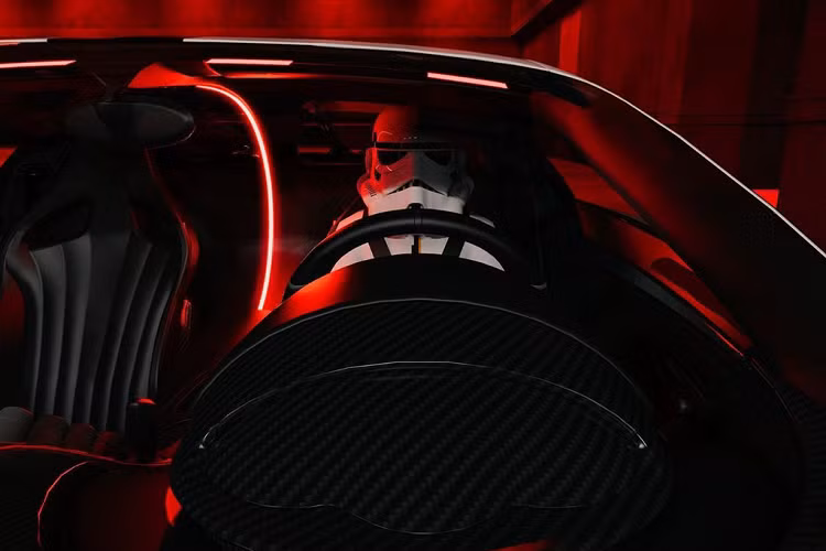 Siêu xe Bugatti Chiron độ này được làm lại dựa trên ý tưởng nhân vật Stormtrooper trong phim Star War. Thay vì 2 tông màu xanh và đen carbon trên phiên bản vừa ra mắt vào tháng 3, Chiron Pur Sport đã khoác lên mình 2 tông màu trắng và đen đơn giản nhưng lạ mắt.