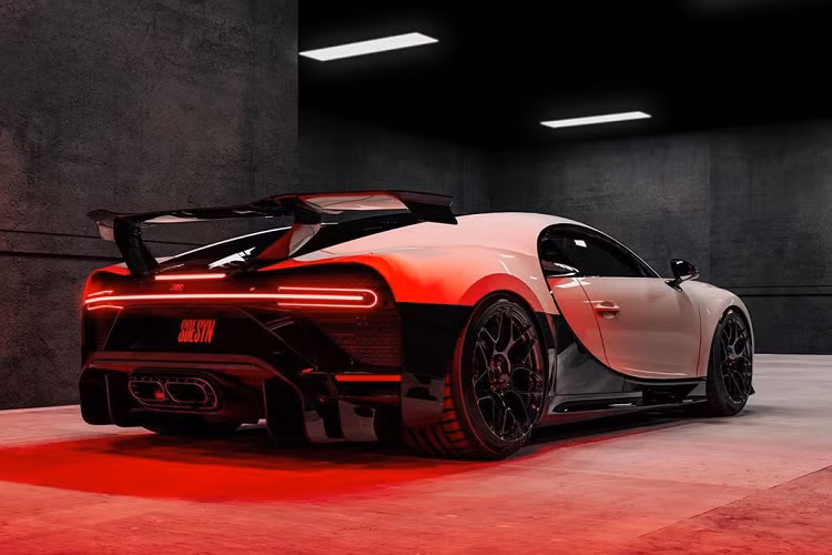 Bugatti Chiron Pur Sport là mẫu xe nâng cấp từ dòng Chiron tiêu chuẩn với số lượng giới hạn 60 chiếc trên toàn thế giới. Xe được trang bị khối động cơ W16 dung tích 8.0L cùng hệ thống 4 turbo tăng áp, sản sinh công suất tối đa 1.500 mã lực tại tua máy 6.900 vòng/phút và mô-men xoắn lên tới 1.600 Nm.