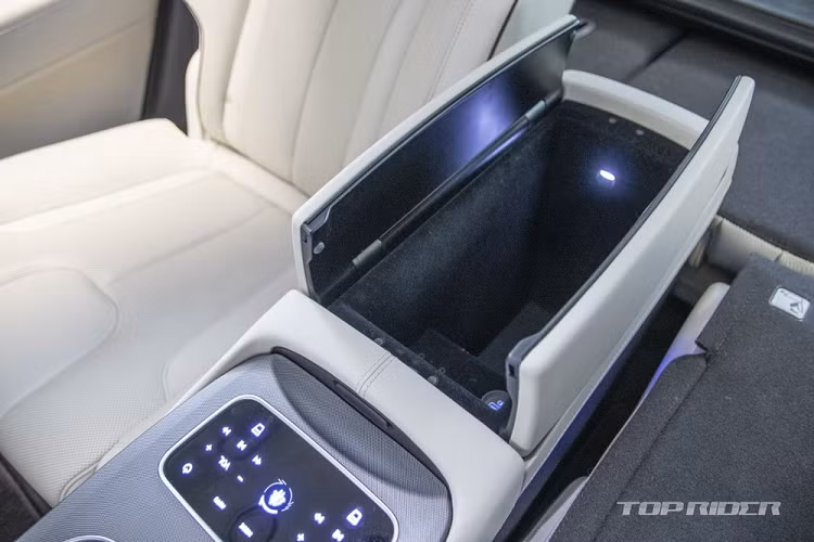 Trong khi đó, hệ thống giải trí dành cho hàng ghế thứ 2 bao gồm 2 màn hình cảm ứng nằm trên lưng ghế trước. Ngoài ra, 2 màn hình này còn kết nối với nhau, cung cấp tính năng chia sẻ cho hành khách. Hành khách sẽ dùng màn hình ở bệ tì tay trung tâm để bật/tắt 2 màn hình giải trí này.